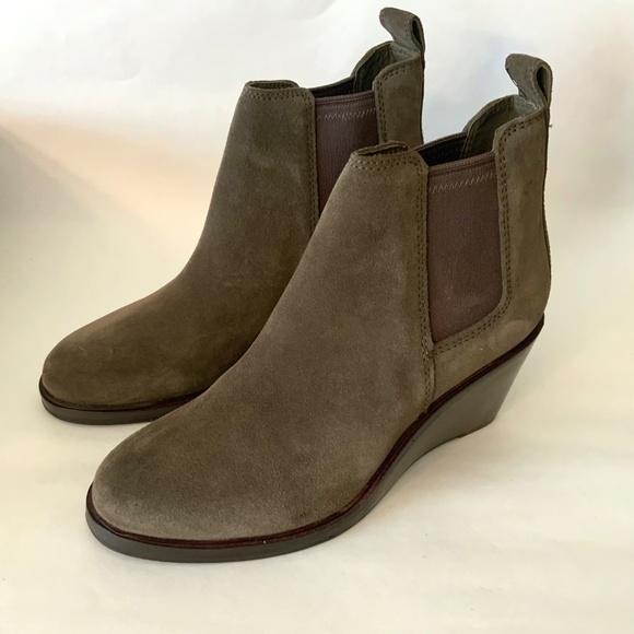 Clarks Women's Clarkdale 2 Top Olive Suede Wedged Booties Chelsea Ankle Boots 9 - Picture 9 of 13